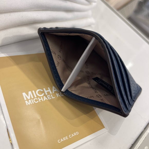 MICHAEL KORS
Large Pebbled Leather Card Holder Case
Navy
NWT - Picture 7 of 16
